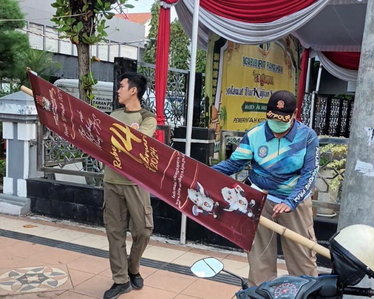 Pemkot Surabaya Tertibkan Reklame Tak Berizin, Sasar 119 Pedestrian