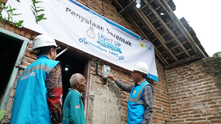 Berbagi Keberkahan Ramadan, PLN Sambung Listrik Gratis 1.000 Warga Tidak Mampu di Jatim