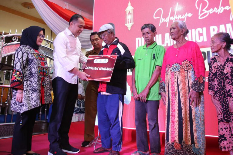 Bagikan 6 Ribu Paket Sembako Serentak di 31 Kecamatan, Wali Kota Eri Cahyadi: Ini Cikal Bakal dari Kampung Madani