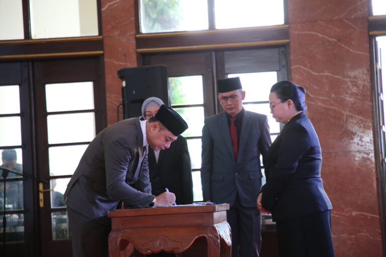 Lantik 54 Pejabat Kelurahan-Kecamatan, Wali Kota Eri Cahyadi Ingin Jajarannya Berani Berinovasi untuk Masyarakat