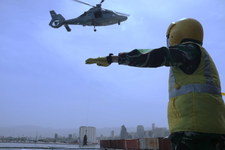 Crew HS-1305 Gelar Simulasi Vertical Replenishment dengan KRI Diponegoro-365