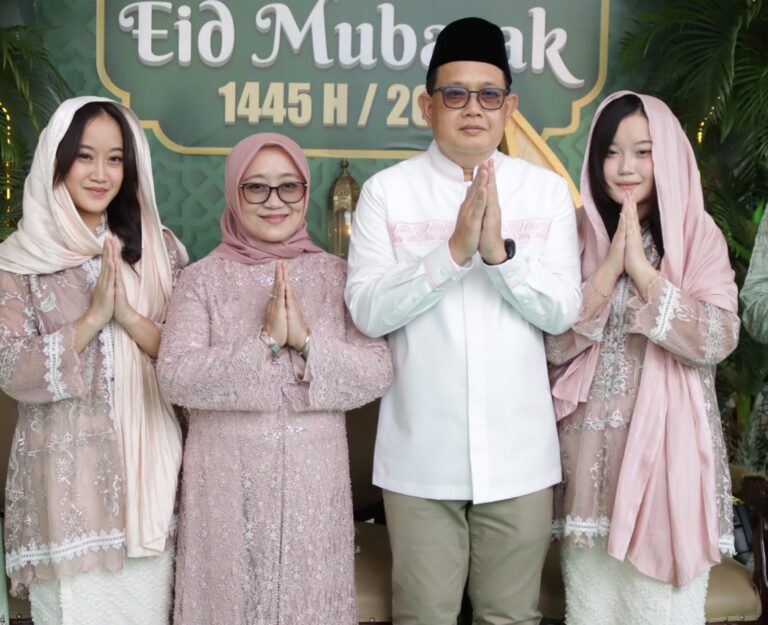 Idul Fitri 1445 H, Pj Gubernur Jatim Bersama Keluarga Gelar Open House di Grahadi