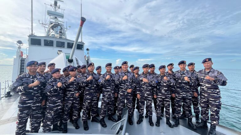 KRI Layang-635 Gelar Upacara Kenkat Bagi Prajurit Jalasena Terbaik