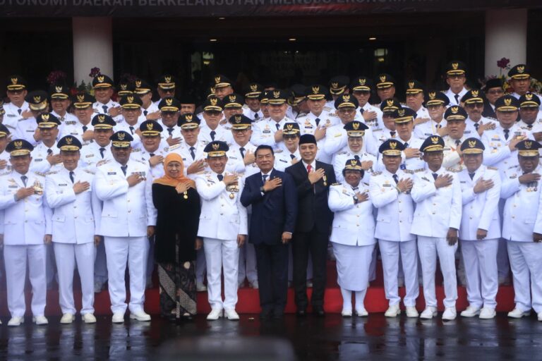 Peringatan Hari Otoda 2024: Wali Kota Eri Terima Penyematan Tanda Kehormatan Satyalancana Karya Bhakti Praja Nugraha