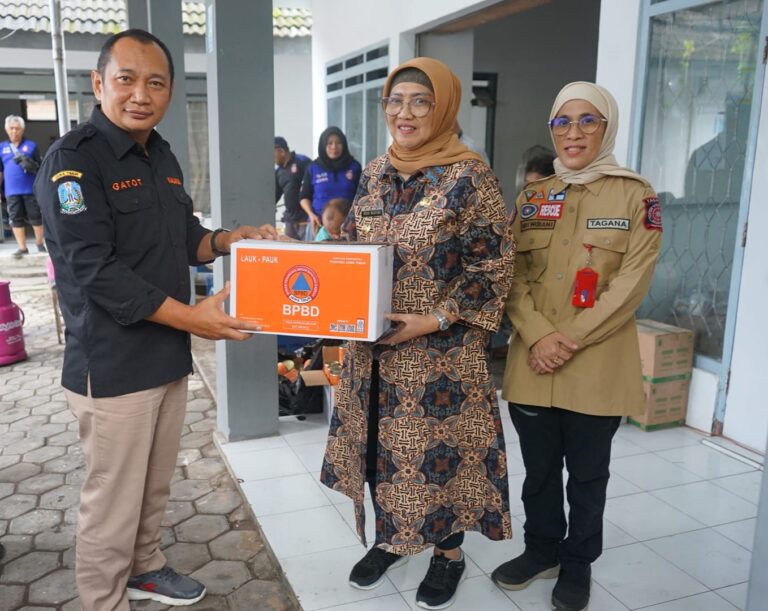 Gercep Respon Banjir Lahar Dingin Semeru di Lumajang, BPBD Jatim Serahkan Bantuan Logistik