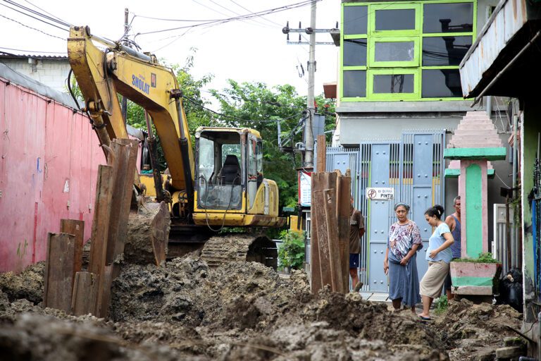 DSDABM Surabaya bersama PDAM Surya Sembada Gerak Cepat Atasi Kebocoran Pipa Dukuh Kupang Barat