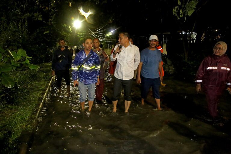 Banjir Tahunan sejak 1993, Wali Kota Eri Cahyadi Bersama Ketua RW Cari Solusi Atasi Banjir Kandangan