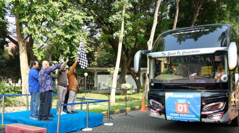 Jelang Lebaran, ITS Berangkatkan 12 Armada Mudik Gratis