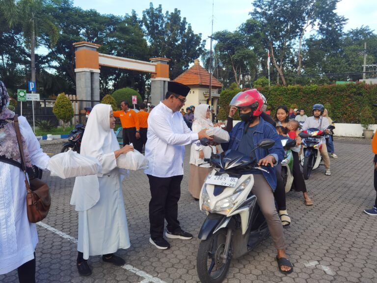 Perkuat ukuwah di Bulan Ramadhan, Kadisnakertrans Jatim bagikan makanan dan takjil kepada masyarakat