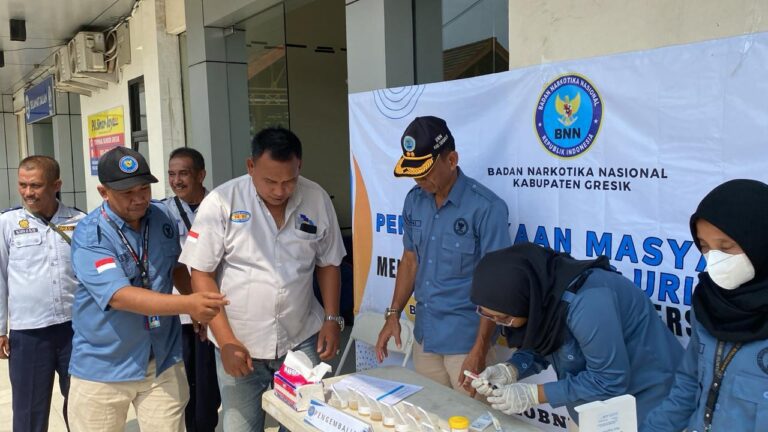 Ciptakan Mudik aman, BNN Kabupaten Gresik bersama Dinas Perhubungan Jatim Gelar Tes urin Sopir bus mudik