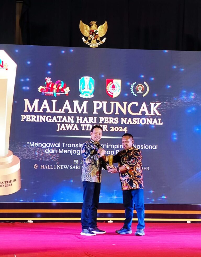 Ketua DPD RI Terima Special Award dari PWI Jatim