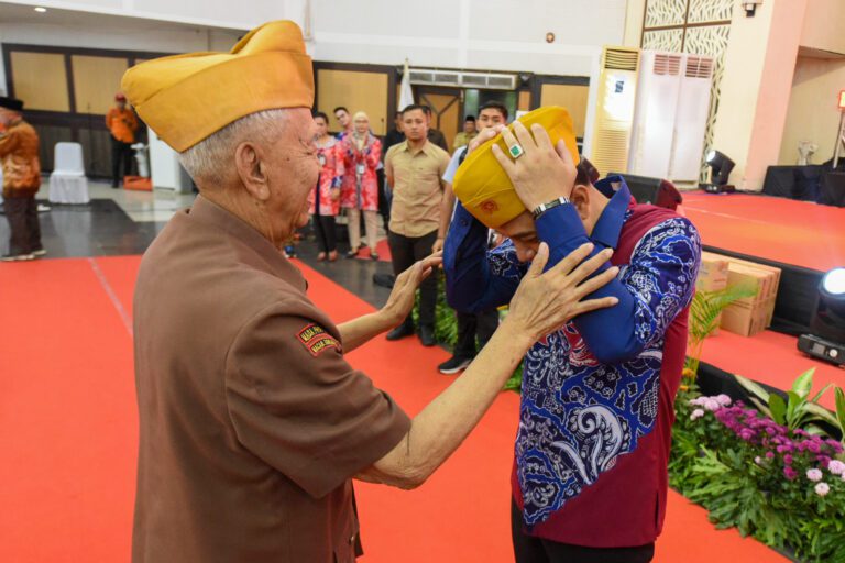 Melalui SK Kemenhan, Wali Kota Eri Cahyadi Dinobatkan Sebagai Anggota Kehormatan Legiun Veteran Republik Indonesia