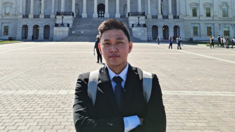 Lulus FH Unair, Alexander Jajaki Dua Benua