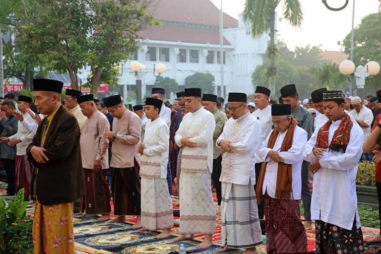Shalat Idul Fitri di Taman Surya, Wali Kota Eri Siap Menjadikan Surabaya Lebih Baik Pasca Ramadhan dengan Membetuk Kampung Madani