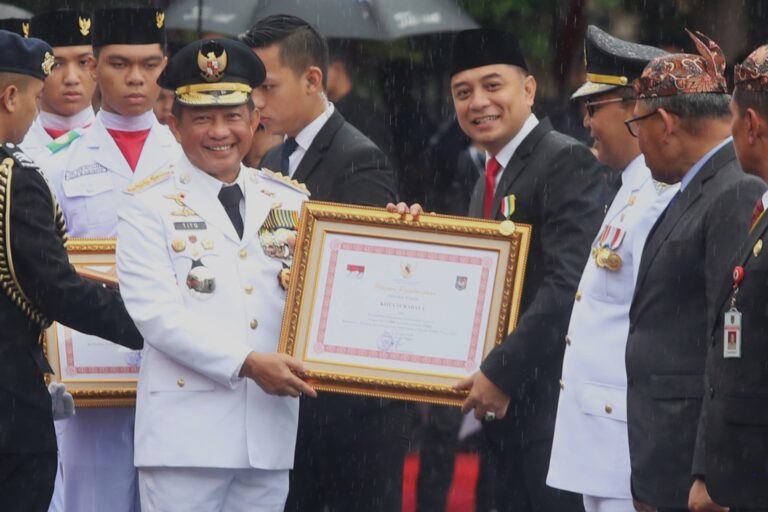 Raih Skor Tertinggi, Kota Surabaya Raih Penghargaan Penyelenggaraan Pemerintah Berkinerja Tinggi dari Kemendagri di Hari Otoda 2024