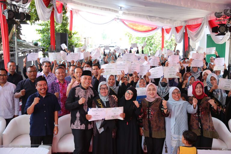 Bebas dari Kemiskinan, Wali Kota Eri Cahyadi Apresiasi Kegigihan Para Pelaku UMKM Jahit Benang Emas