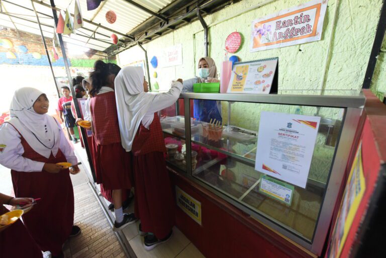 Ciptakan SDM Berkualitas, Pemkot dan BPOM Surabaya Kolaborasi Beri Kepastian Keamanan Pangan Jajanan Anak Sekolah di SDN Mojo VI