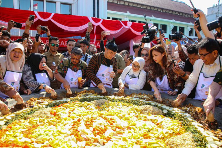 Jadi Simbol Kebersamaan Warga Surabaya, Festival Rujak Uleg 2024 Sukses Digelar di Balai Kota