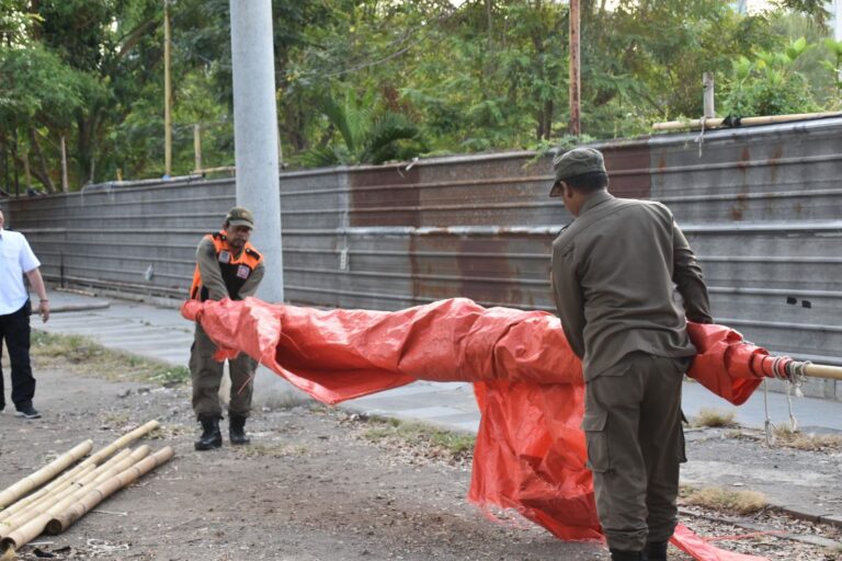 Ganggu Pengguna Jalan hingga Timbulkan Kemacetan, Satpol PP Surabaya Tertibkan PKL di Jalan Kertomenanggal