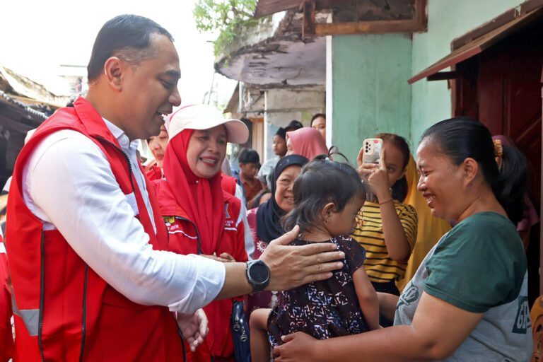 Ngantor di Kelurahan Asemrowo, Wali Kota Eri Cahyadi Bantu Gerobak hingga Pengobatan Lansia