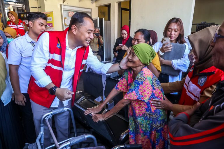 Ngantor’ di Kelurahan, Wali Kota Eri Berharap Petugas Dengarkan Keluh Kesah Warga untuk Selesaikan Masalah