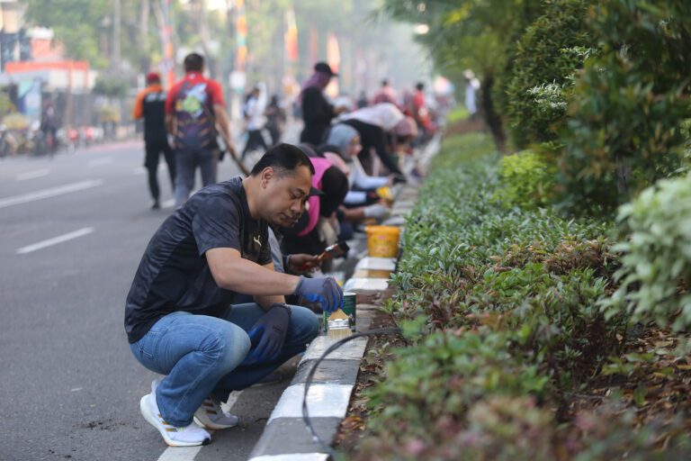 Sambut HJKS ke-731, Seluruh Pegawai Pemkot Surabaya Kerja Bakti Cat Ulang Curbing Median Jalan