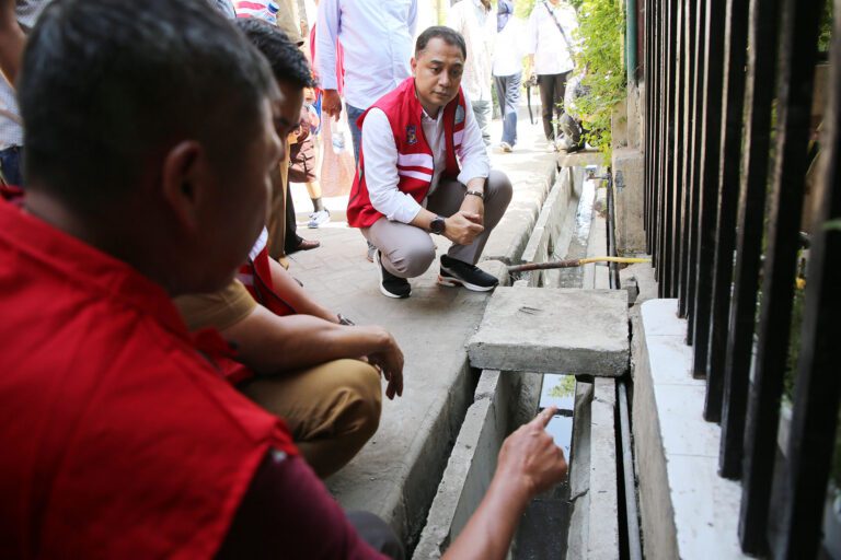 Cek Penggunaan Dana Kelurahan, Wali Kota Eri Blusukan ke Gang-gang Sempit Pantau Saluran di Perkampungan