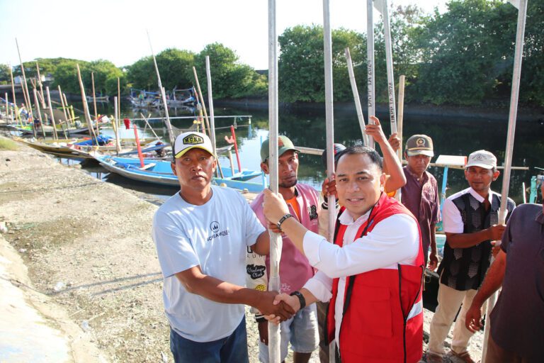 Tingkatkan Penghasilan Nelayan, Wali Kota Eri beri Bantuan Alat Tangkap Ikan di Kenjeran dan Tambak Wedi