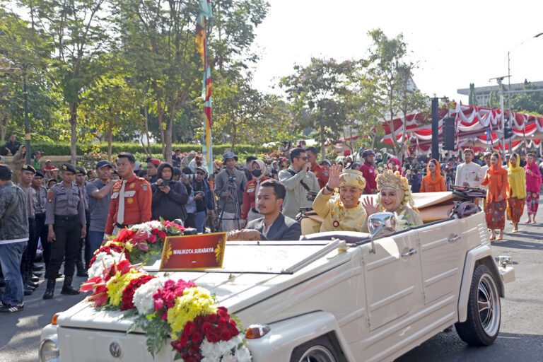Wali Kota Surabaya Eri Cahyadi Kenakan Busana Manten Pegon saat Berangkatkan Peserta ‘Surabaya Vaganza’