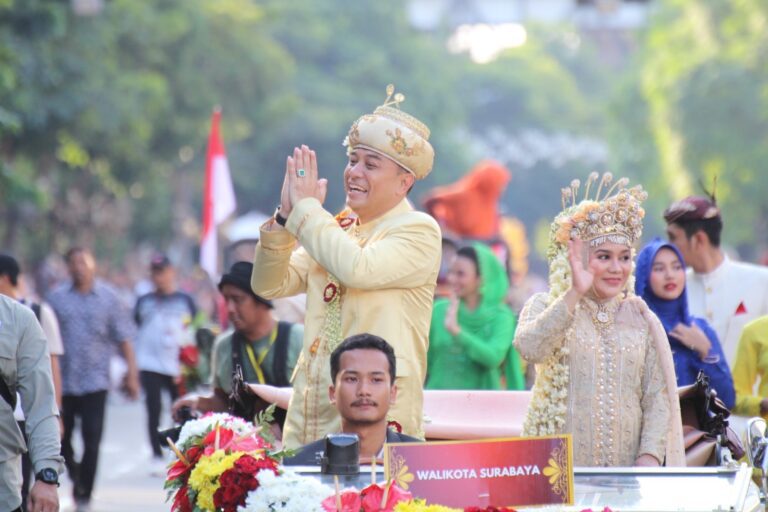Warga Tumpah Ruah di Sepanjang Rute Surabaya Vaganza, Wali Kota Eri Pastikan Tahun Depan Lebih Menarik