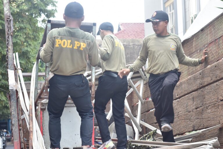 Dimanfaatkan untuk Padat Karya, BPKAD-Satpol PP Tertibkan Aset Pemkot Surabaya di Kencanasari Timur
