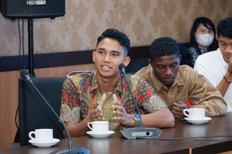 Dukungan Penuh Keluarga Besar UNESA untuk Marselino dan Skuad Garuda Muda