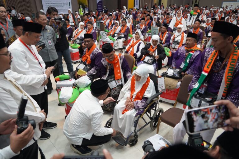 Lepas Jemaah Haji Kloter 1, Pj. Gubernur Apresiasi Layanan Fast Track di Bandara Juanda