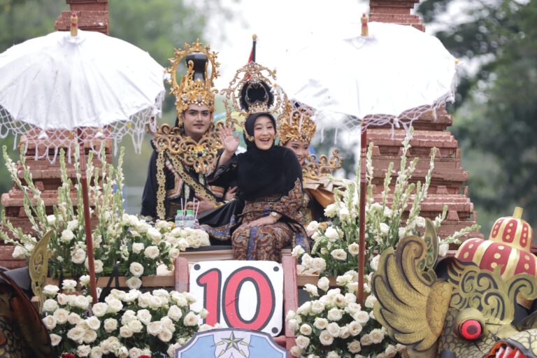 Dekranasda dan Lima Daerah di Jatim Ramaikan Parade Mobil Hias HUT Dekranas ke-44 Solo