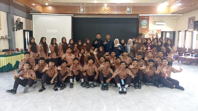 Geliatkan Minat Baca Warga Bojonegoro, Disperpusip Jatim Bagikan Pinjam Pakai Ratusan Buku dan Bimlit