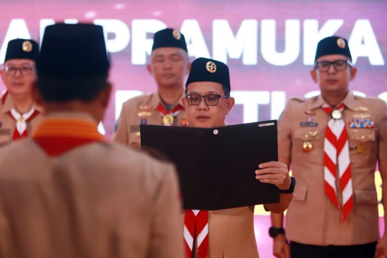 Dikukuhkan Sebagai Ketua Mabida Pramuka Jatim, Pj Gubernur Adhy Sebut Pramuka Ikut Berperan dalam Kemajuan Pembangunan Jatim