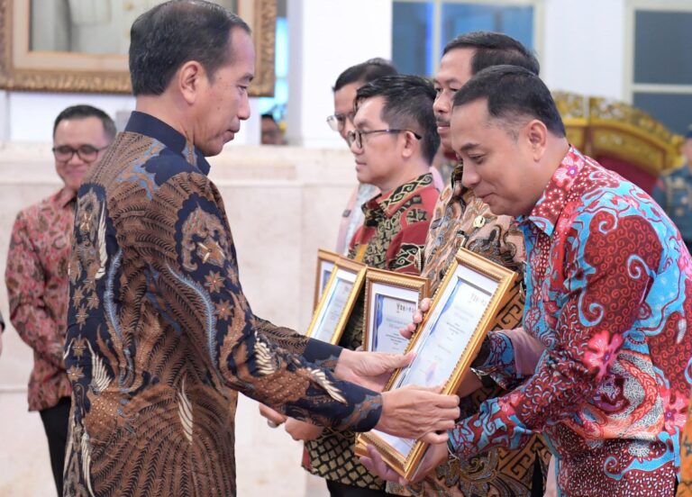 Presiden Jokowi Serahkan Penghargaan Sistem Pemerintahan Berbasis Elektronik Terbaik ke Pemkot Surabaya