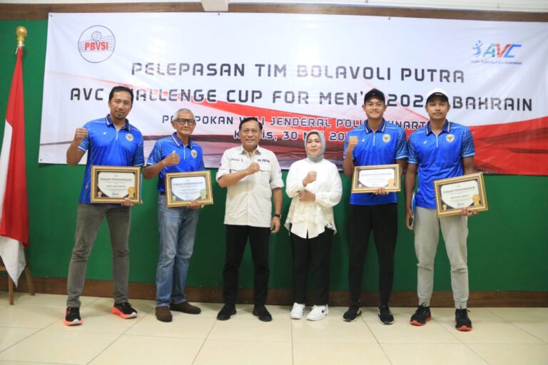 Satu Pemain dan Dua Pelatih Asal Jatim Menerima Penghargaan dari PP. PBVSI