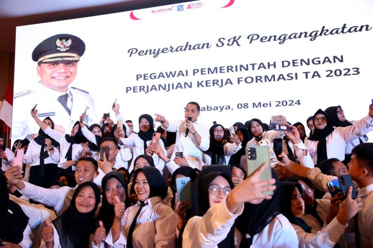 Wali Kota Eri Cahyadi Kembali Serahkan 1.366 SK Pengangkatan PPPK Surabaya