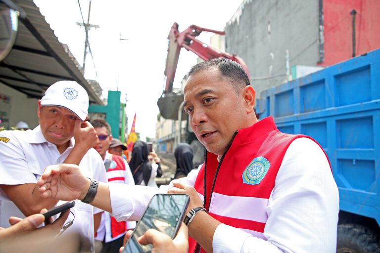 Sidak Proyek Box Culvert Jalan Kapasari I Surabaya, Wali Kota Eri Tegur Kontraktor