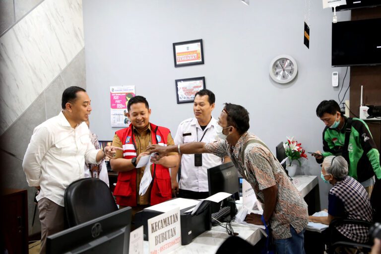 Perdana ‘Ngantor’ di Kelurahan, Wali Kota Eri Ungkap Temuan dan Solusi Pelayanan Adminduk