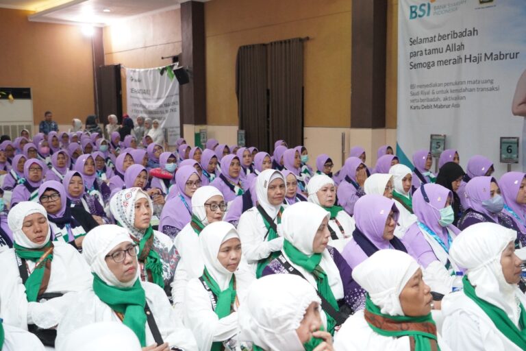 12 Jemaah Embarkasi Surabaya Tunda Keberangkatan Haji ke Tanah Suci
