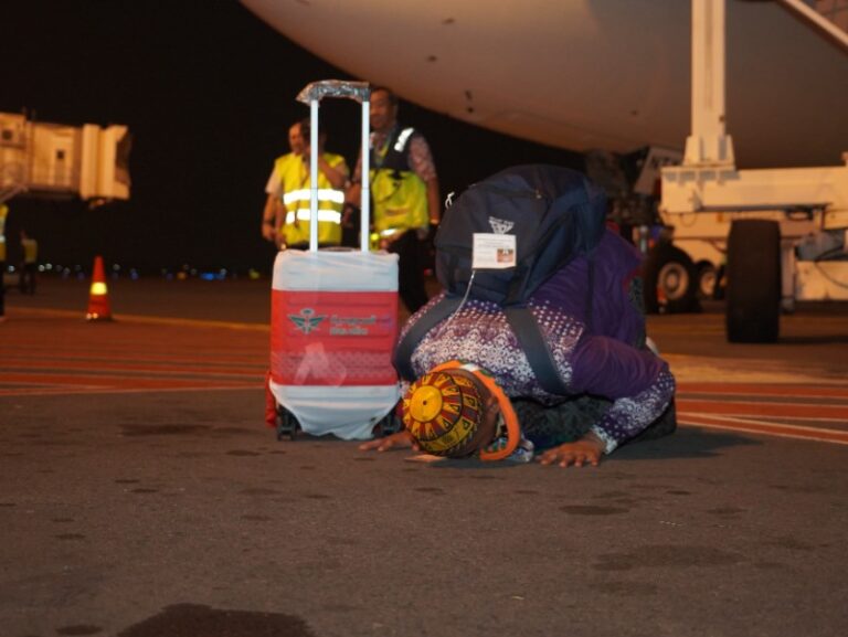 Jemaah Haji Kloter Pertama Debarkasi Surabaya Tiba di Bandara Juanda