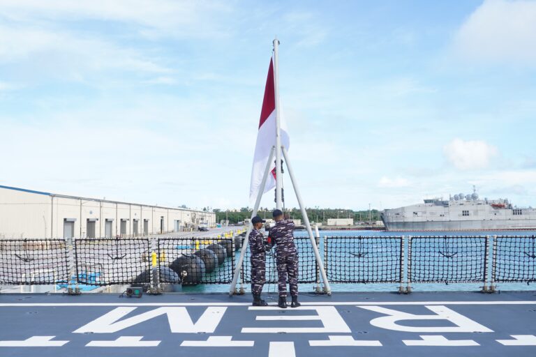KRI REM – 331 Kibarkan Merah Putih di Guam