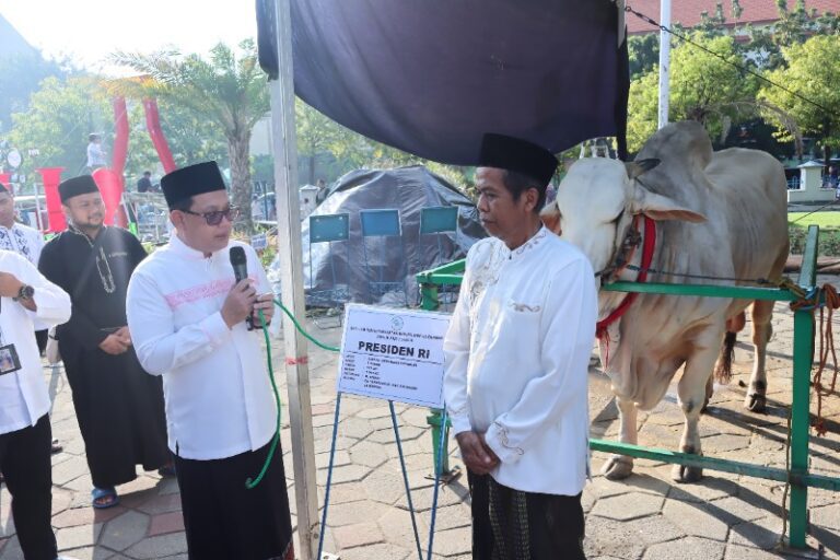 Pj. Gubernur Jatim Serahkan Hewan Kurban ke Masjid Al Akbar Surabaya