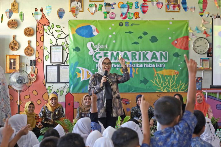 Upaya Pemenuhan Gizi Anak, Pemkot Surabaya Gencarkan Safari Gemar Makan Ikan ke Sekolah Dasar