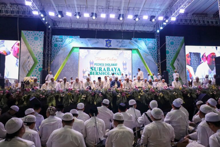 Surabaya Bersholawat bersama Habib Syech Berkumandang di Halaman Gelora Bung Tomo