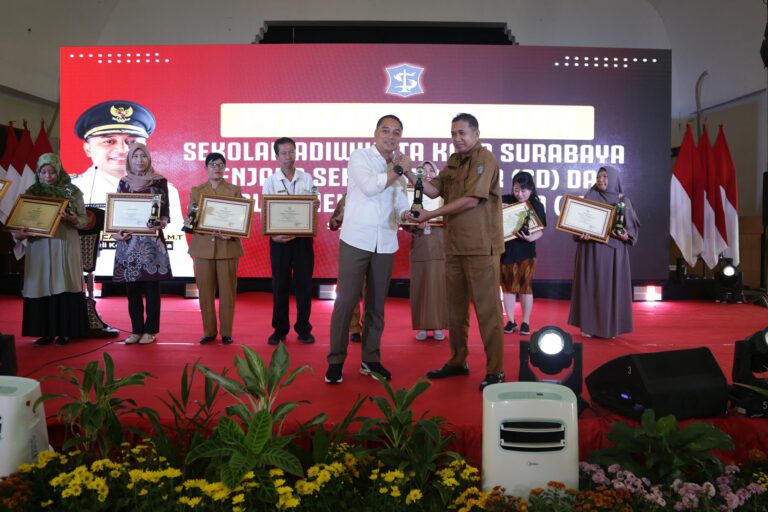 65 Sekolah di Surabaya Terima Penghargaan Adiwiyata Tingkat Kota