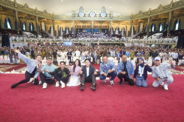 Bersama Jerome Polin, Rian Fahradi, dan Elsa Japasal, Wali Kota Eri Ajak 8 ribu Gen Z di Surabaya Berani Wujudkan Mimpi