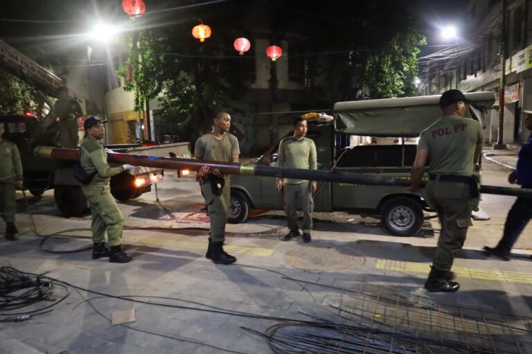 Tata Kawasan Kota Lama, Pemkot Surabaya Tertibkan Puluhan Tiang Utilitas Provider di Jalan Karet